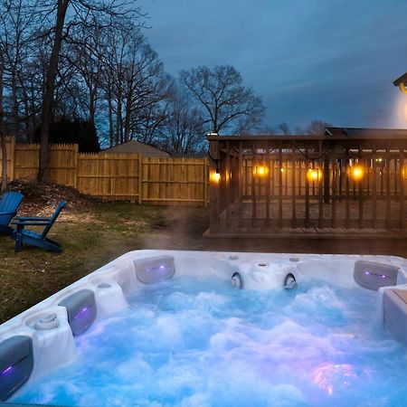 New! Updated Mystic Home W/ Sauna, Hot Tub & Deck 외부 사진