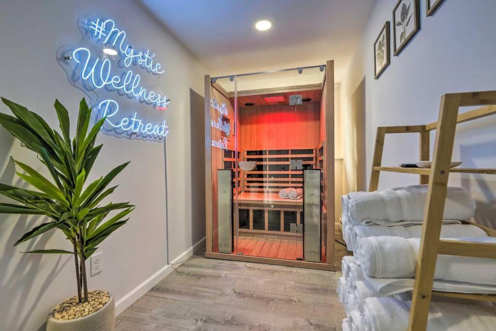 New! Updated Mystic Home W/ Sauna, Hot Tub & Deck 외부 사진