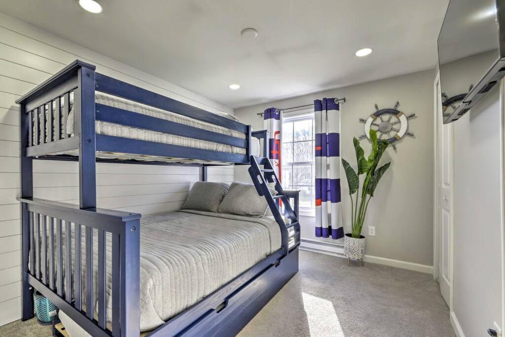 New! Updated Mystic Home W/ Sauna, Hot Tub & Deck 외부 사진
