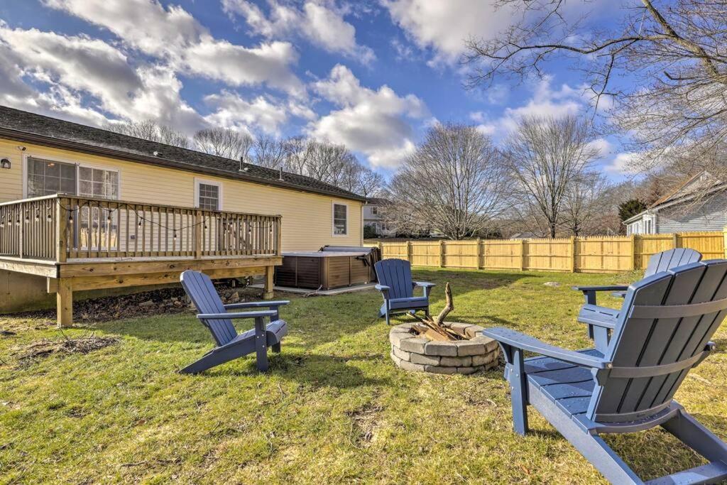 New! Updated Mystic Home W/ Sauna, Hot Tub & Deck 외부 사진
