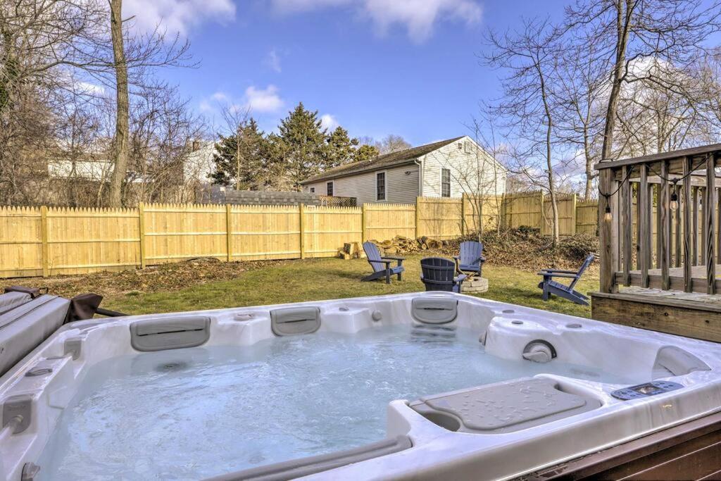 New! Updated Mystic Home W/ Sauna, Hot Tub & Deck 외부 사진