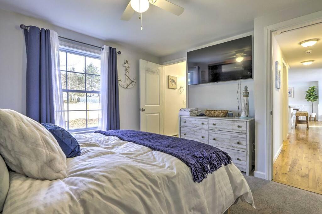 New! Updated Mystic Home W/ Sauna, Hot Tub & Deck 외부 사진