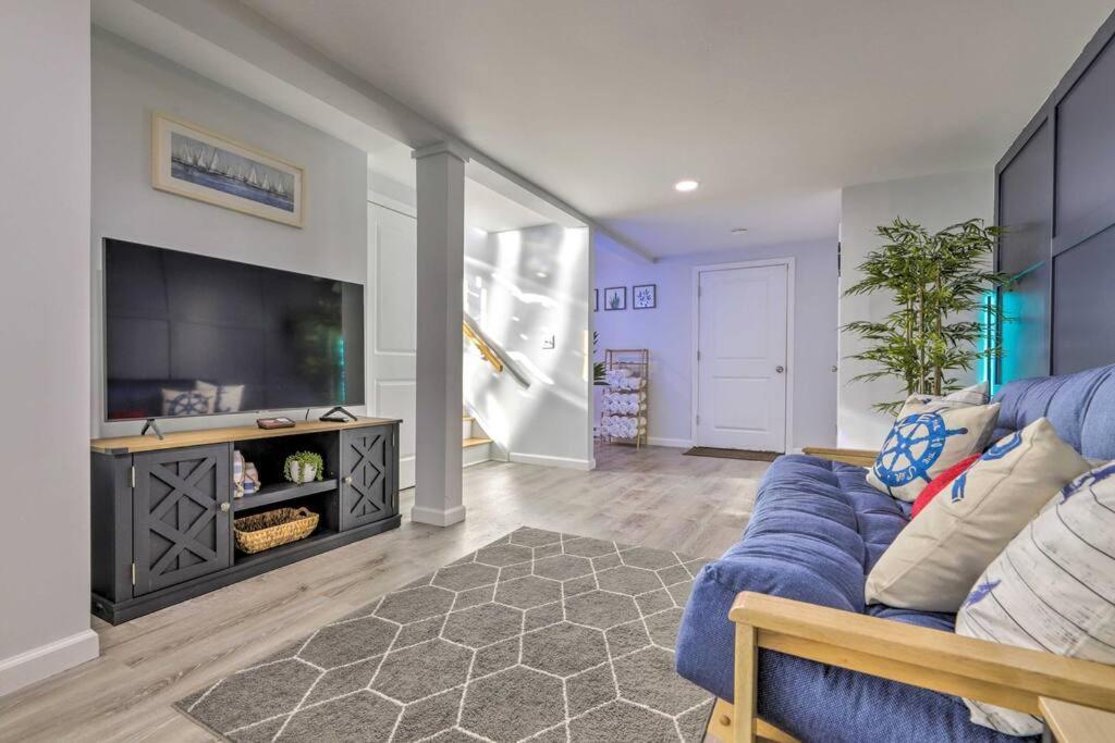 New! Updated Mystic Home W/ Sauna, Hot Tub & Deck 외부 사진
