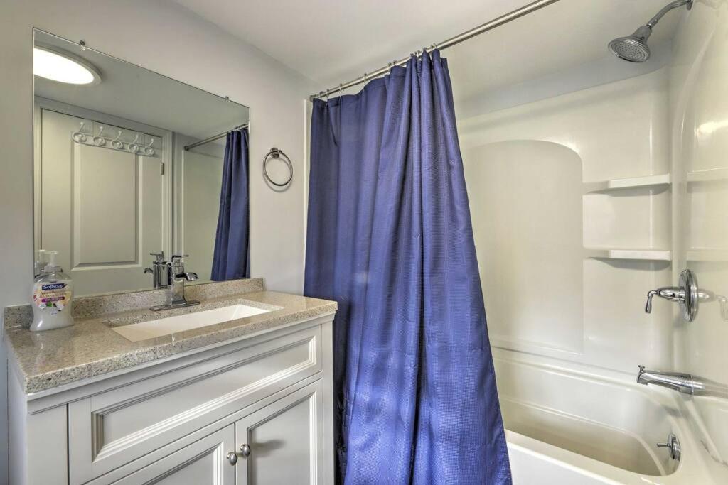New! Updated Mystic Home W/ Sauna, Hot Tub & Deck 외부 사진