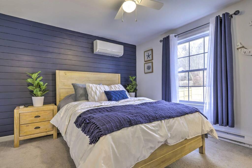 New! Updated Mystic Home W/ Sauna, Hot Tub & Deck 외부 사진