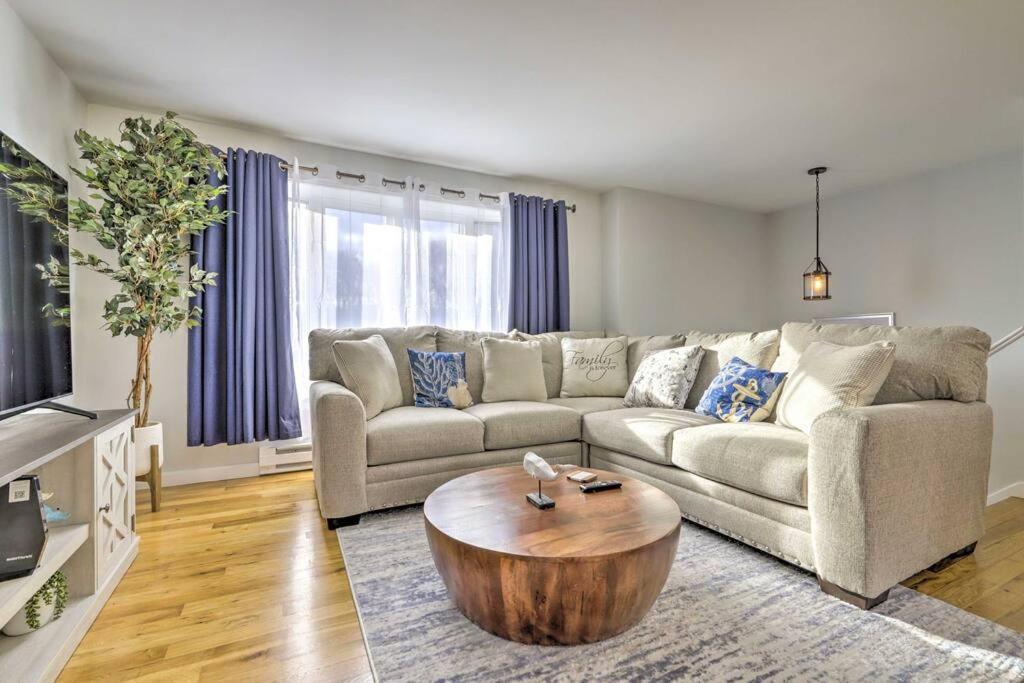 New! Updated Mystic Home W/ Sauna, Hot Tub & Deck 외부 사진