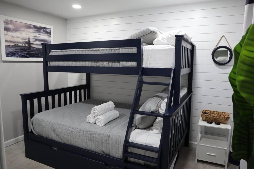 New! Updated Mystic Home W/ Sauna, Hot Tub & Deck 외부 사진