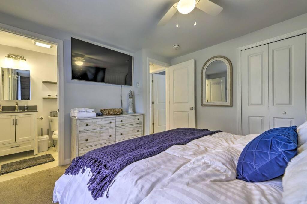 New! Updated Mystic Home W/ Sauna, Hot Tub & Deck 외부 사진