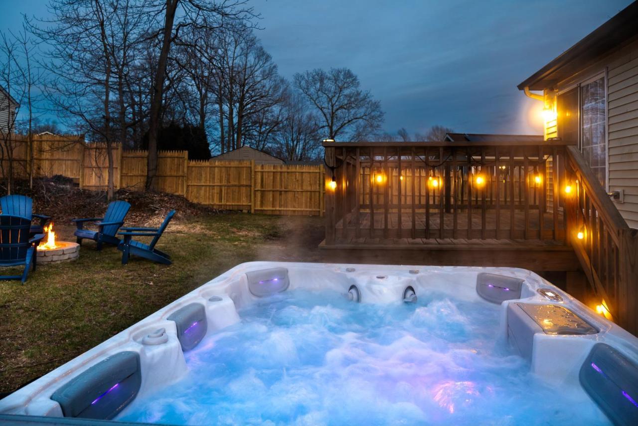 New! Updated Mystic Home W/ Sauna, Hot Tub & Deck 외부 사진