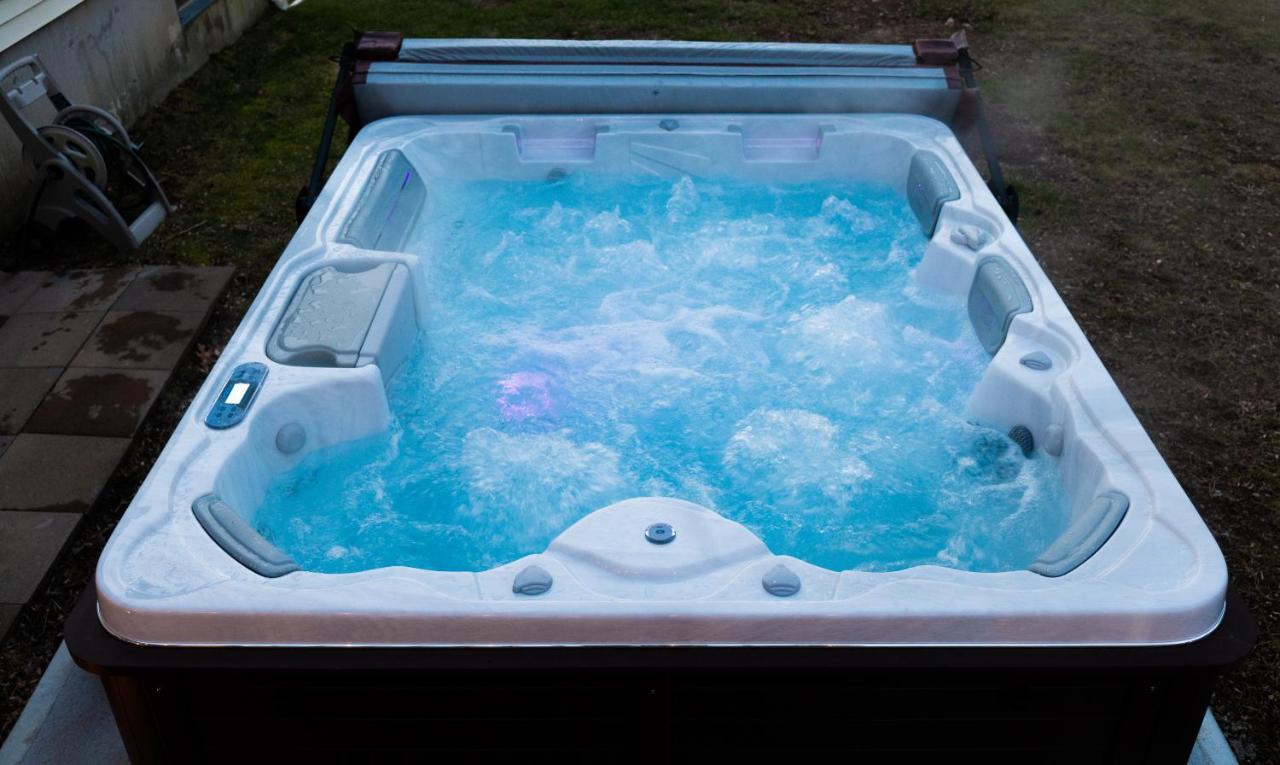 New! Updated Mystic Home W/ Sauna, Hot Tub & Deck 외부 사진