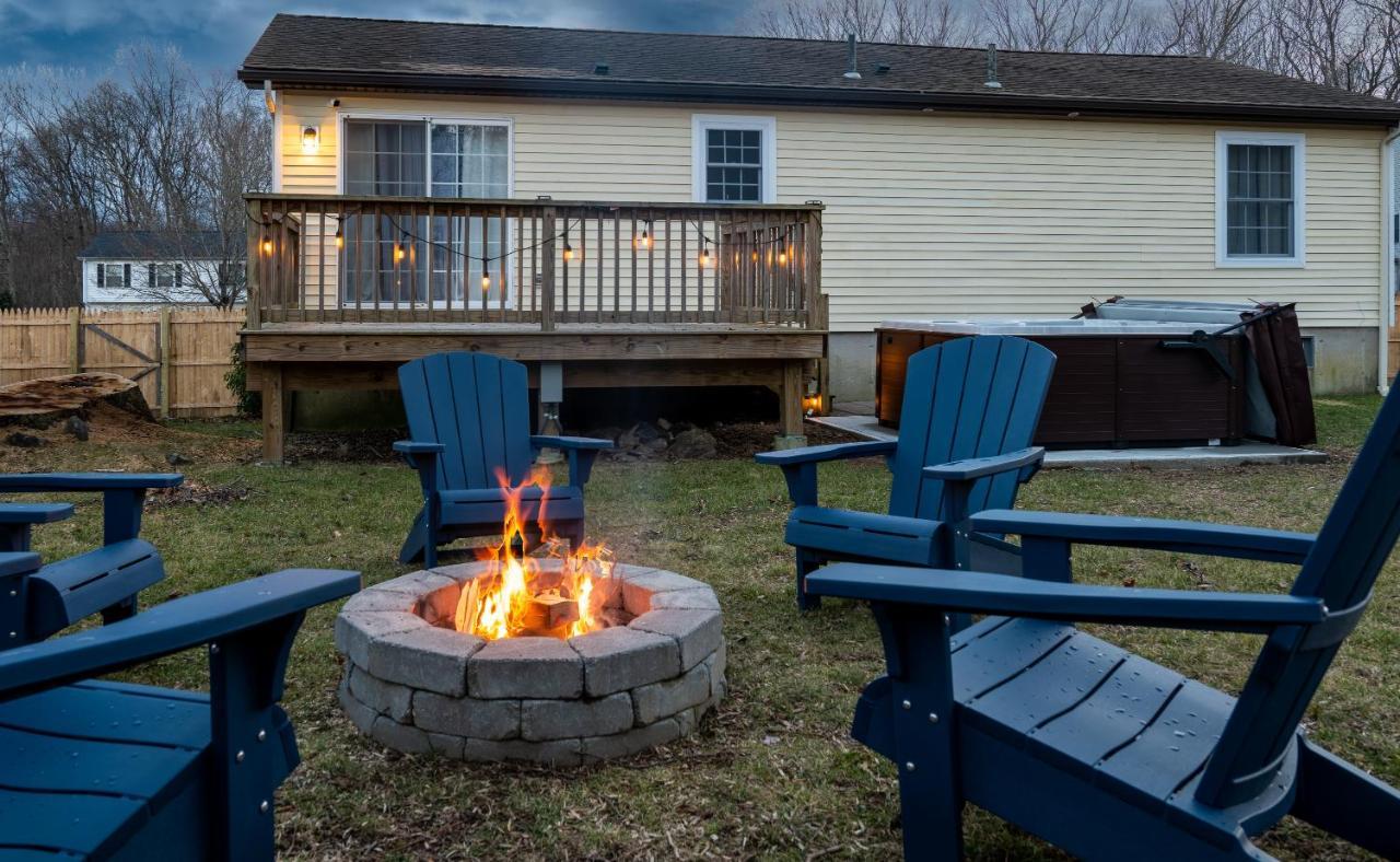 New! Updated Mystic Home W/ Sauna, Hot Tub & Deck 외부 사진