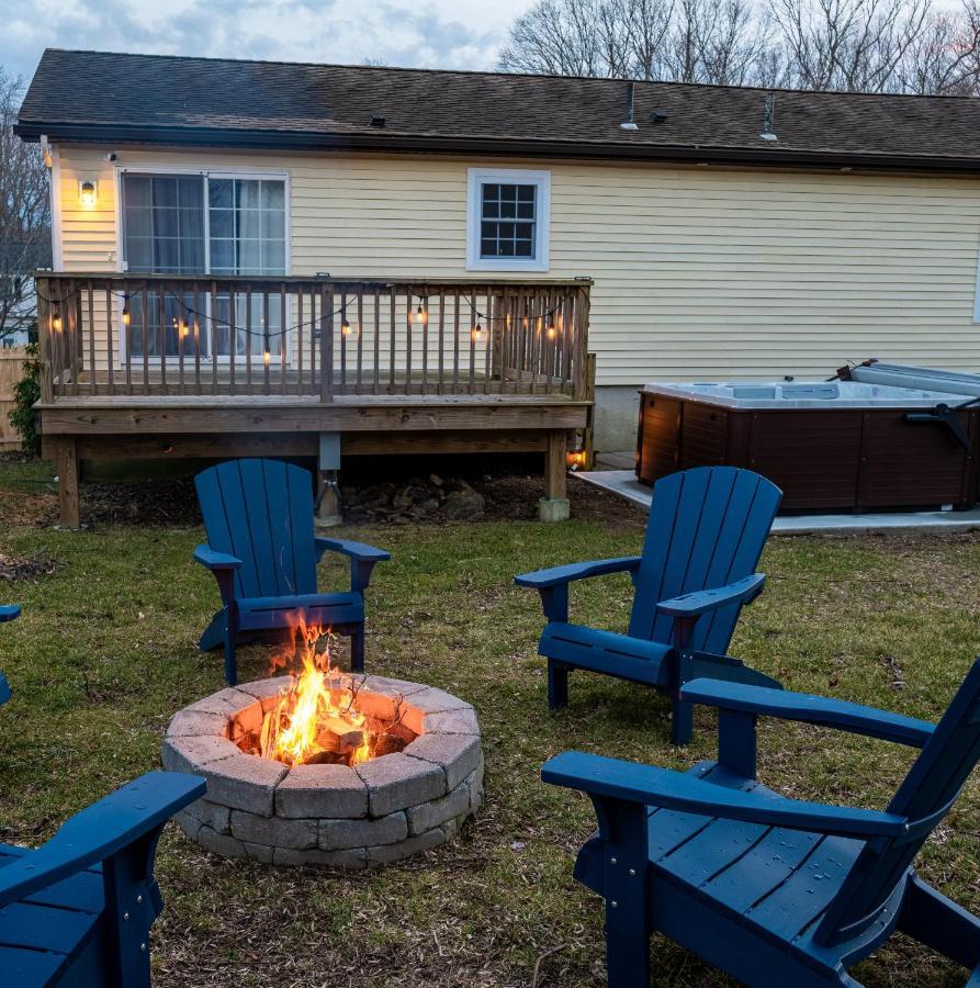 New! Updated Mystic Home W/ Sauna, Hot Tub & Deck 외부 사진