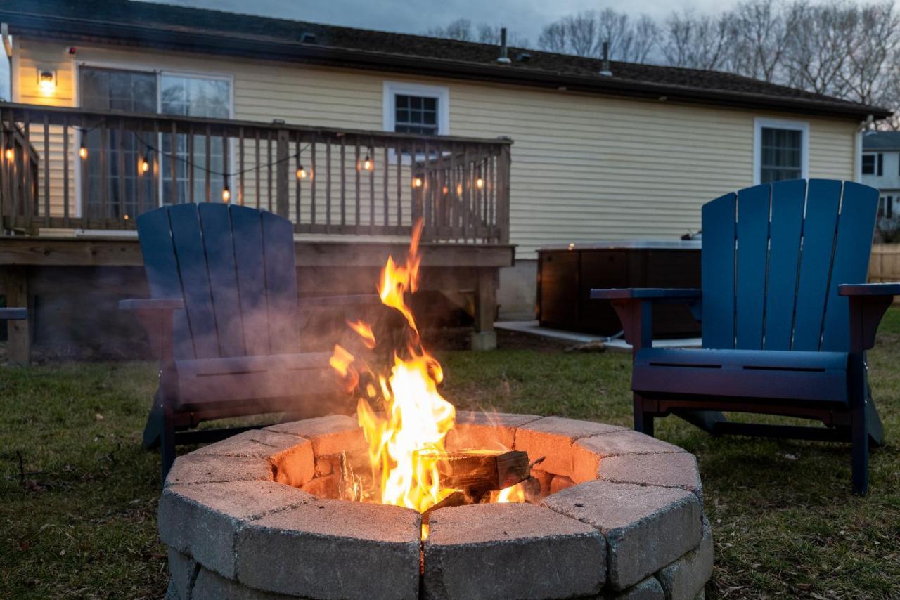 New! Updated Mystic Home W/ Sauna, Hot Tub & Deck 외부 사진
